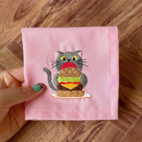 ハンバーガー大好き猫チャンの手刺繍ハンカチ  