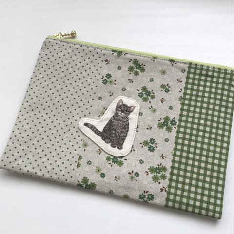 猫刺繍のポーチ　キジトラの可愛い猫