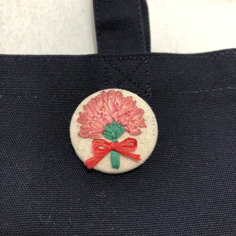 【送料無料】刺繍　くるみボタン　ブローチ　カーネーション　母の日　#23