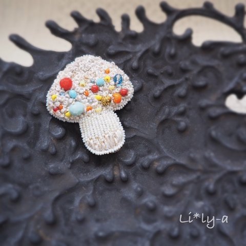 森のきのこブローチ⑩オートクチュール刺繍