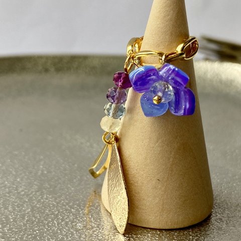 紫陽花色のお花　天然石フローライトと黄金のリーフを添えて　片耳用　イヤーカフ