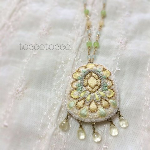 「刺繍ジュエリーのネックレス」