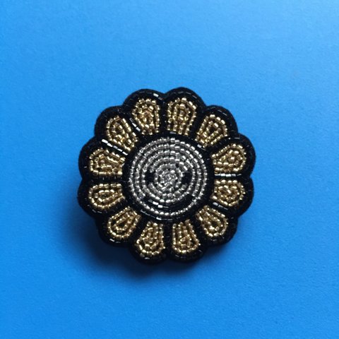 スマイルフラワーのビーズ刺繍ブローチ（ゴールド）