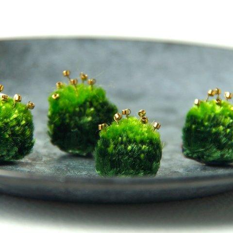 苔の刺繍耳飾り　ピアス　