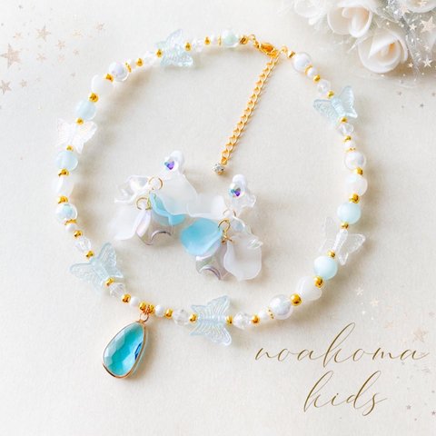 little princess＊ butterfly - blue キッズイヤリング + キッズ ネックレス セット ＊ キッズアクセサリー 女の子 プレゼント 誕生日 蝶 バタフライ フェミニン 花