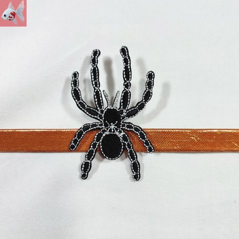 ◆クモの刺繍帯留め飾り①