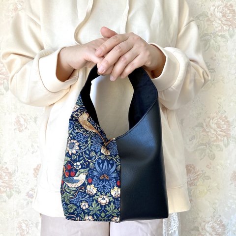 軽量ラウンドバッグ　ウィリアムモリス× 日本製フェイクレザー　 ミニサイズバッグ　長財布も入るバッグ