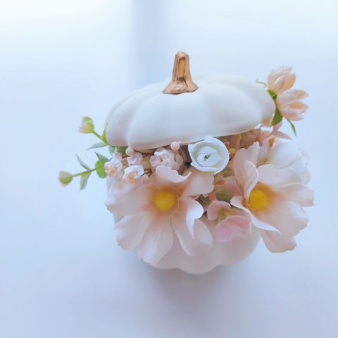 コスモスとパンプキンのアレンジ【ホワイト】秋桜 / かぼちゃ / ユーカリ / かすみ草 / オフホワイト
