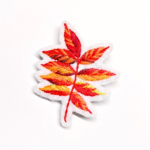 紅葉のナナカマド　刺繍ブローチ