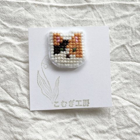 【三毛猫】クロスステッチ　ピンバッジ　ブローチ　バッジ　ハンドメイド