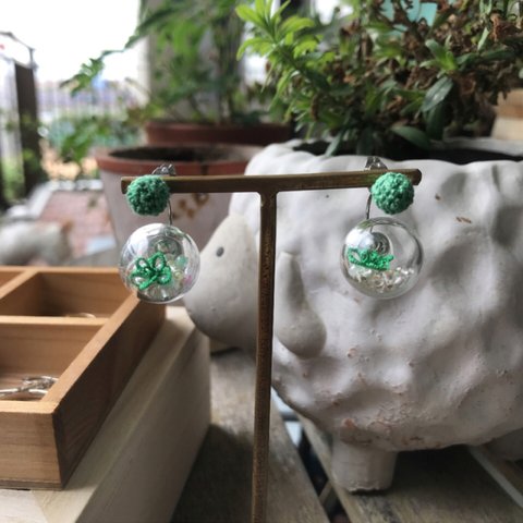 タティング ガラスドームピアス 緑のベリーと小花のモチーフ
