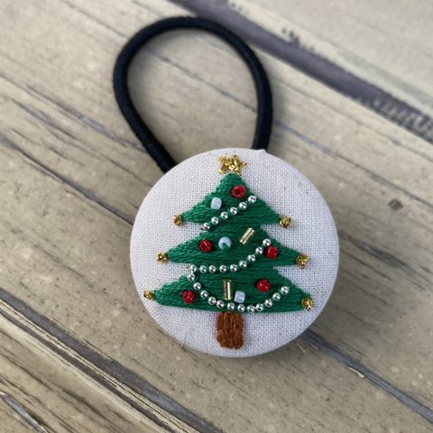 クリスマスツリーの刺繍くるみボタンのヘアゴム