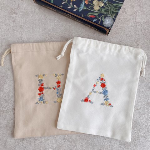 【巾着袋】【イニシャル】アルファベット 花 花束 刺繍 巾着 オーダー  白 プレゼント お誕生日 お礼 母の日 ギフト 贈り物 女性 大人【無料ラッピング】 花刺繍