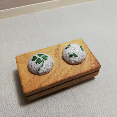 ☆新作☆一点物！！お花とクローバーの手刺繍天然木ピンクッション　ver,3　　　　　　　針山　刺繍　ピンクッション　裁縫　モンキーポッド