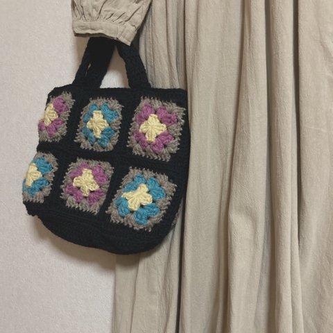 【送料無料】グラニースクエアの手編みバッグ　モチーフ　毛糸のバッグ