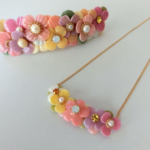 『お花畑ネックレス、お花畑バレッタ、コットンパールのゆらゆらピアス』