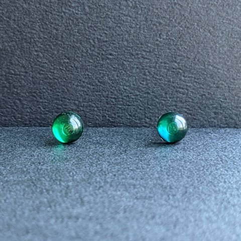 ◆奇跡の宝石◆琥珀(バルティックアンバー)グリーンカラー★◇ラウンドスタッドピアス6mm
