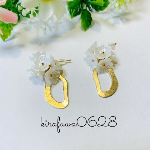 清楚な真っ白な小花＊オーバルリングのピアス/イヤリング(J-64)