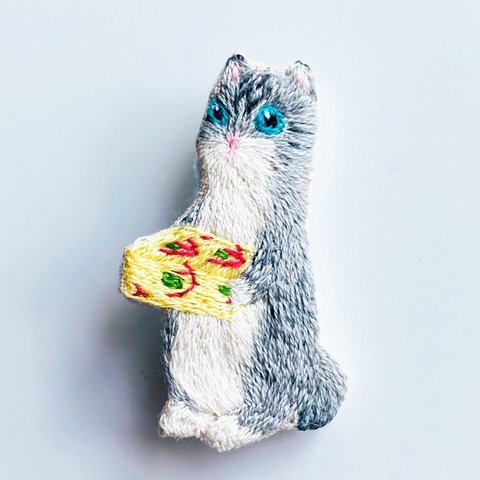 菓子折りを持ってきた猫の刺繍ブローチ