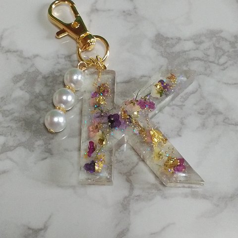 レジン　ハンドメイド　アルファベット　キーホルダー　チャーム　「K」　アリッサム