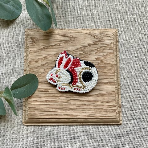 《郷土玩具シリーズ》ビーズ刺繍・首振りうさぎブローチ《受注生産》