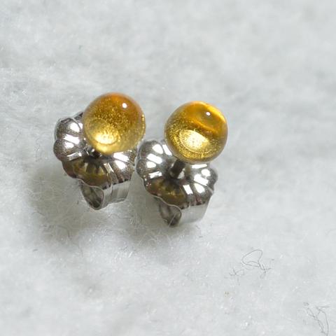 小粒シトリンのスタッドピアス（4mm・チタンポスト）