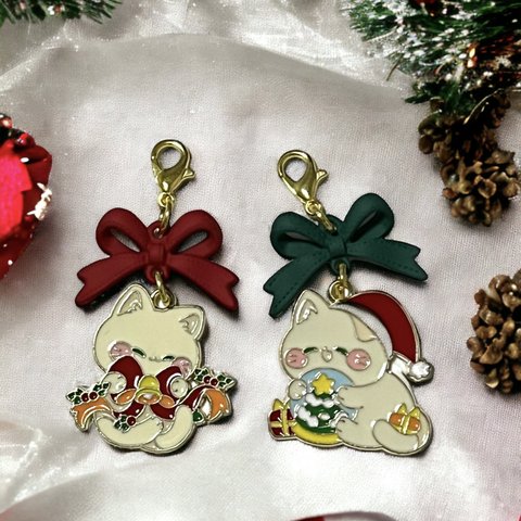 限定品❤︎【送料無料】〈2個セット〉♡クリスマスのチャーム 白猫ちゃんと赤と緑のリボンのつなぎパーツが可愛いXmasチャーム❤︎2個セット♡