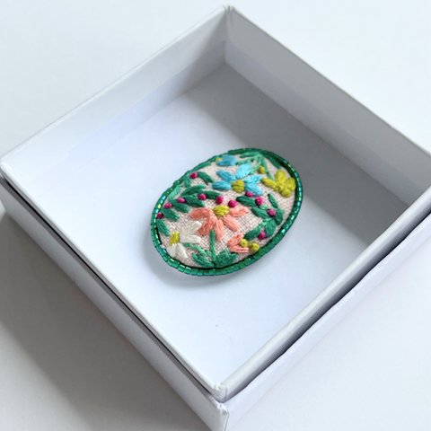 ビーズで飾った草花の小さな刺繍ブローチ【botanical】#252