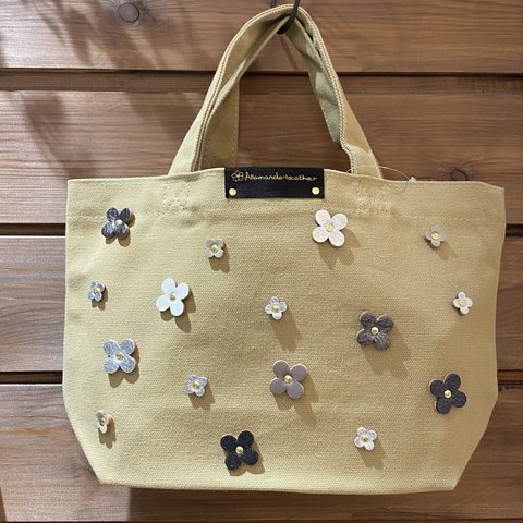 【SALE 価格￥3,510→￥2,310】ランチトートバッグS（No.830)バッグ色サンドベージュ• 花色モノトーン)