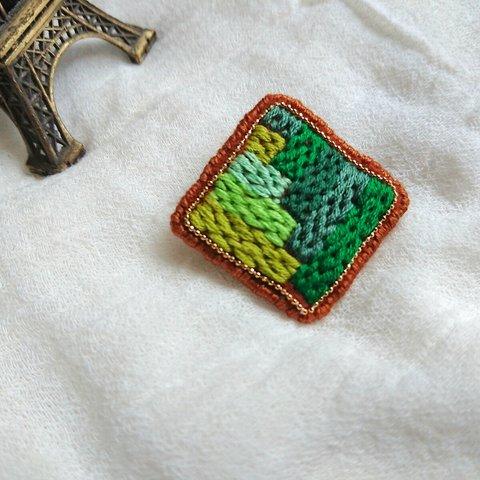 緑色のジグザグ 手刺繍 ブローチ スクエア 送料無料