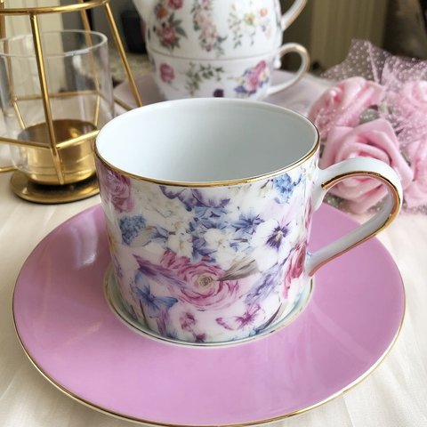 発色がとても綺麗なピンクのソーサーとフラワーカップの組み合わせが可愛いカップ&ソーサー♡　ポーセラーツ