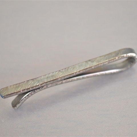 titanium tie bar・純チタンネクタイピン・荒し鎚目・光と若草