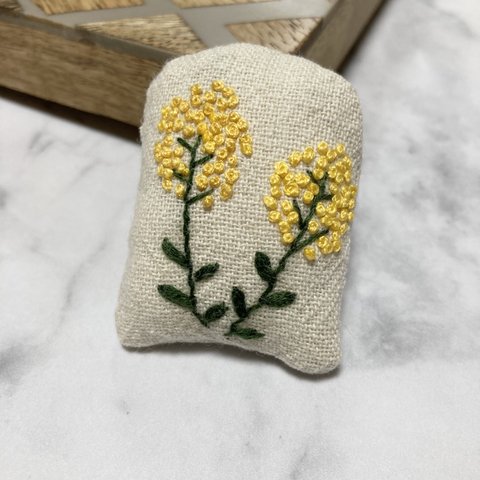 ほっこり雑貨　ふわふわ綿入り　ミモザの刺繍ブローチ