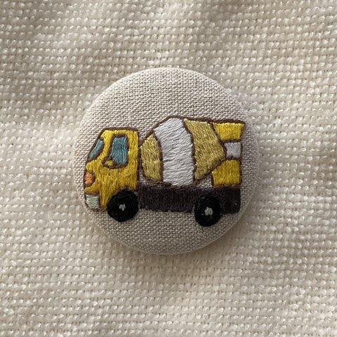 コンクリートミキサー車の手刺繍くるみブローチ