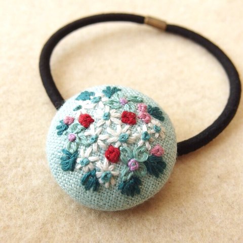 ブルー小花ブーケ刺繍 くるみボタンヘアゴム