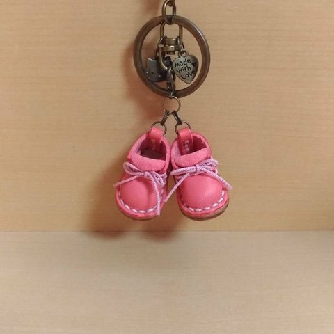 ヌメ革　サーモンピンクのミニ靴　キーホルダー