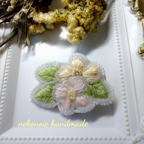 ビーズ刺繍 刺繍ブローチ お花のブローチ