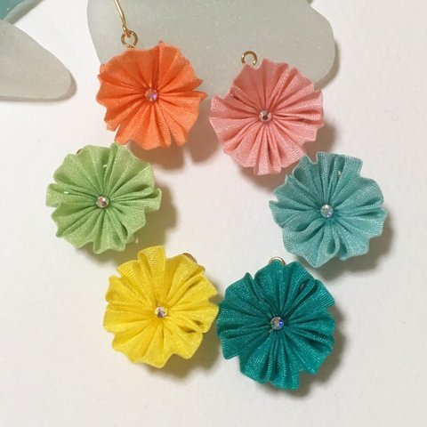 つまみ細工 ひらり花びらお華のピアス・イヤリング