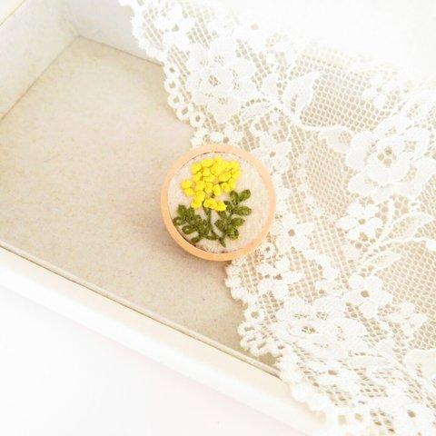 ミモザ刺繍＊木枠ブローチ