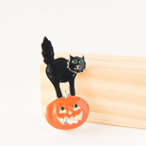 『Halloween🎃ハロウィン～びっくりする黒猫＆かぼちゃのブローチ』秋