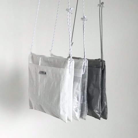 【Ultralight shoulder bag】4つの収納スペース / 撥水素材 / 全4色