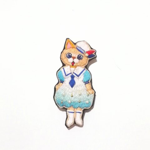 クリーム猫のマリンちゃん　刺繍ブローチ