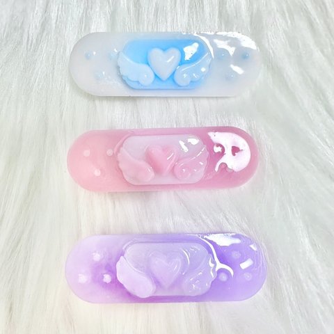 【3色】ʚゆめかわ絆創膏ピンɞ ヘアピン レジン nemnem ゆめかわいい サブカル 病みかわいい 地雷系 量産型 原宿系 ピンク むらさき ホワイト 水色 ハート 羽 ヘアピン ヘアゴム