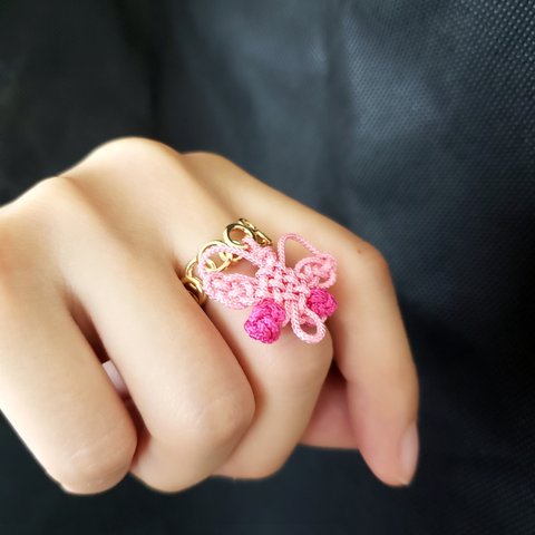 ピンクのおめかし蝶のリング　韓国組紐で結ばれた蝶が舞うメドゥプの飾り結び　ピンク好きな方にギフトもオススメ♡ 指輪のサイズは約１２号フリー＊　オンリーワンのハンドメイド作品　春に身につけたい桜色