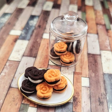 限定 ミニチュア  大きめガラスポットに入った薔薇のチョコとクッキーサンド詰め合わせ