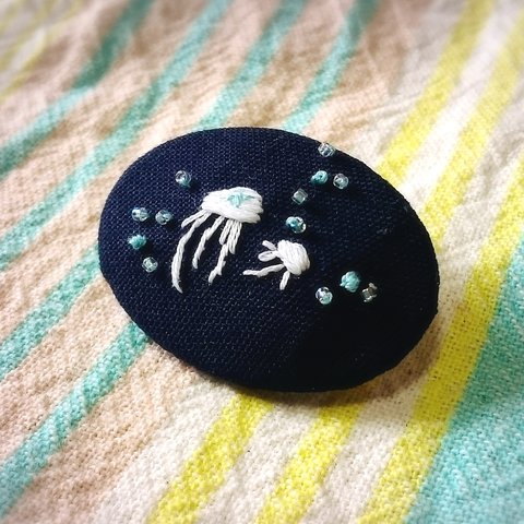 No.25　クラゲのアクアニウム ② 刺繍ブローチ きらり ビーズ刺繍