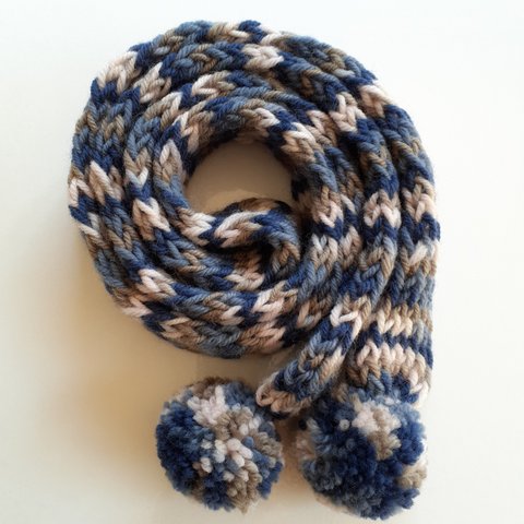 手編み　ウールのぐるぐるマフラー　(ブルー・グレー系の段染め色)