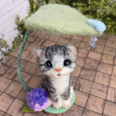 ★はっぱの傘 子猫 ★サバトラ キトンブルー 羊毛フェルト てのひらサイズ　ちび猫