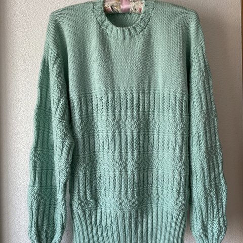 ライムグリーンのセーター