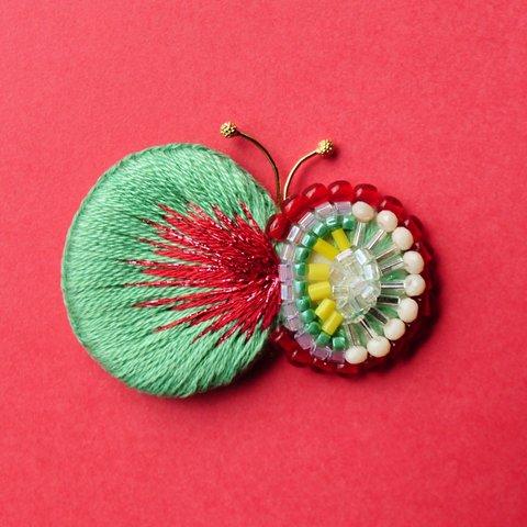 ＜ Eternal Butterfly ～ イロドル蝶の装身具 ～＞刺繍ブローチ『 Spring green × Red 』